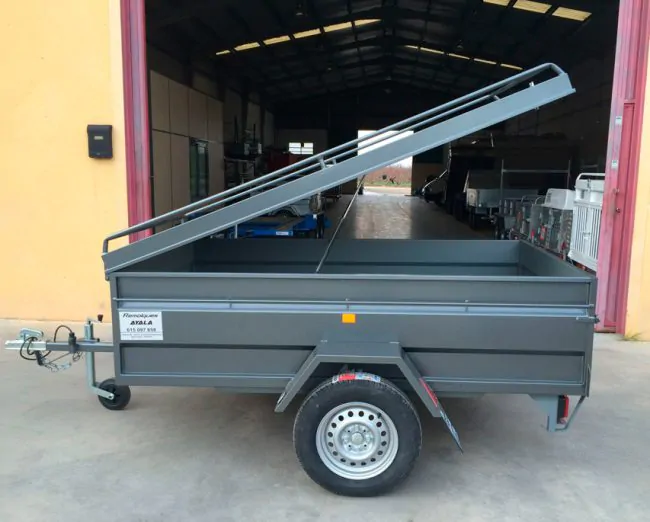 Remolque con tapa metálica 2.000 x 1.300 x 500 – Mma 750 kg