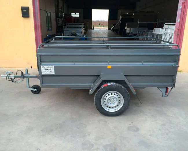 Remolque con tapa metálica 2.000 x 1.300 x 500 – Mma 750 kg